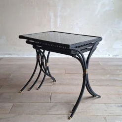 Ensemble de 3 tables d'appoint en fer forgé noir avec des accents dorés, années 1950.