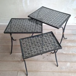 Ensemble de 3 tables d'appoint en fer forgé noir avec des accents dorés, années 1950.