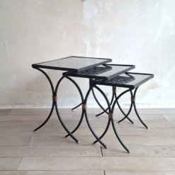 Ensemble de 3 tables d'appoint en fer forgé noir avec des accents dorés, années 1950.