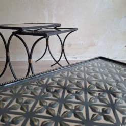 Ensemble de 3 tables d'appoint en fer forgé noir avec des accents dorés, années 1950.