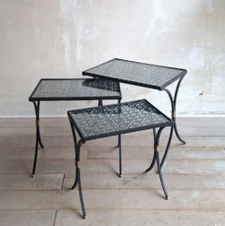 Ensemble de 3 tables d'appoint en fer forgé noir avec des accents dorés, années 1950.