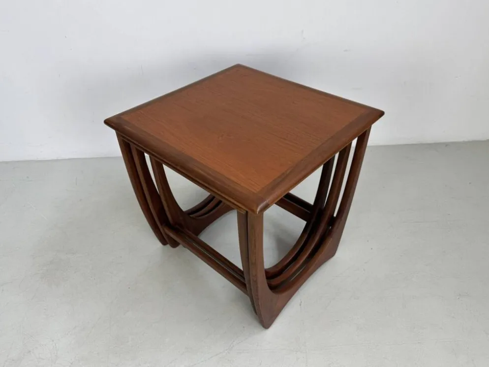 Ensemble de tables d'appoint G-Plan vintage.