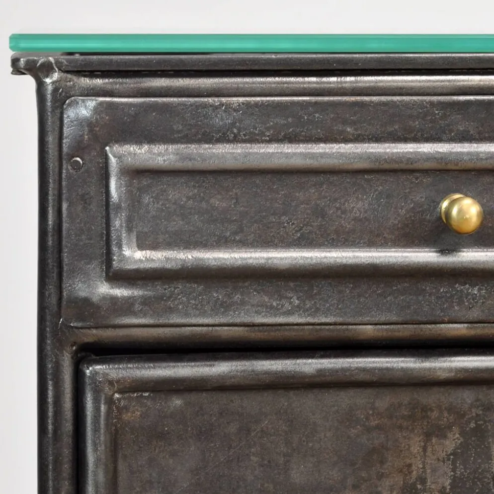 Ensemble de tables de chevet en fer, années 1900.