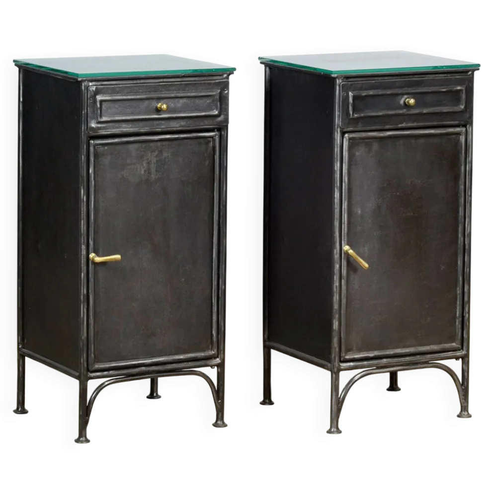 Ensemble de tables de chevet en fer, années 1900.