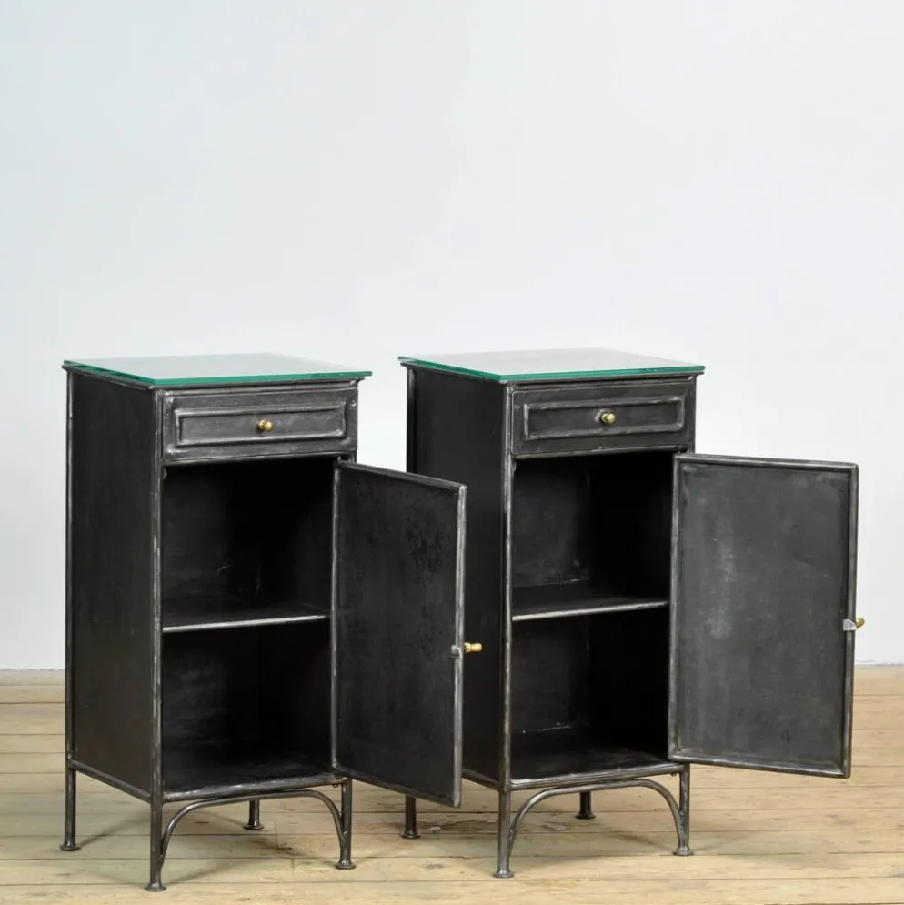 Ensemble de tables de chevet en fer, années 1900.