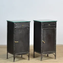 Ensemble de tables de chevet en fer, années 1900.