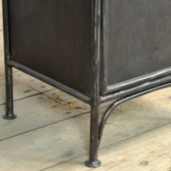 Ensemble de tables de chevet en fer, années 1900.