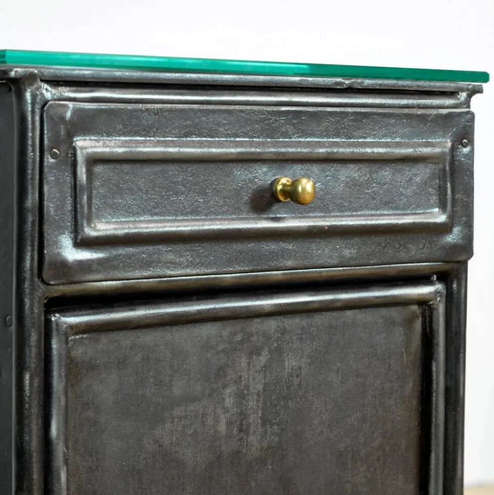 Ensemble de tables de chevet en fer, années 1900.