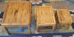 Ensemble de 3 tables en bambou patiné des années 1960, style milieu de siècle.