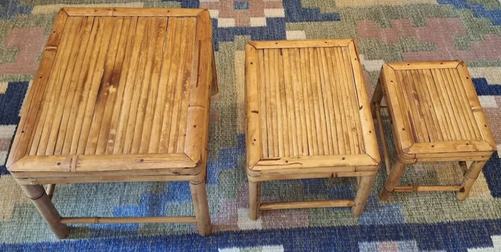 Ensemble de 3 tables en bambou patiné des années 1960, style milieu de siècle.