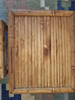 Ensemble de 3 tables en bambou patiné des années 1960, style milieu de siècle.