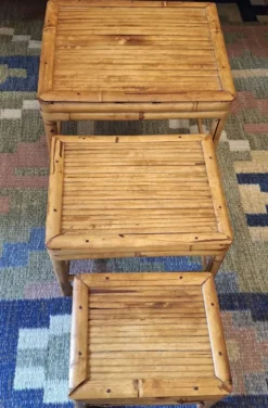 Ensemble de 3 tables en bambou patiné des années 1960, style milieu de siècle.