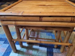 Ensemble de 3 tables en bambou patiné des années 1960, style milieu de siècle.