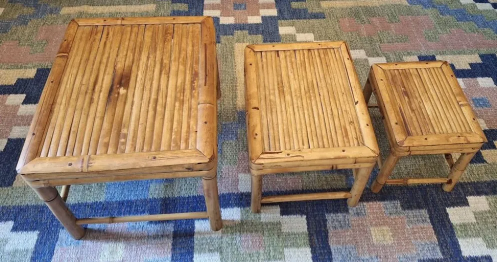 Ensemble de 3 tables en bambou patiné des années 1960, style milieu de siècle.
