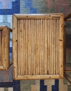 Ensemble de 3 tables en bambou patiné des années 1960, style milieu de siècle.