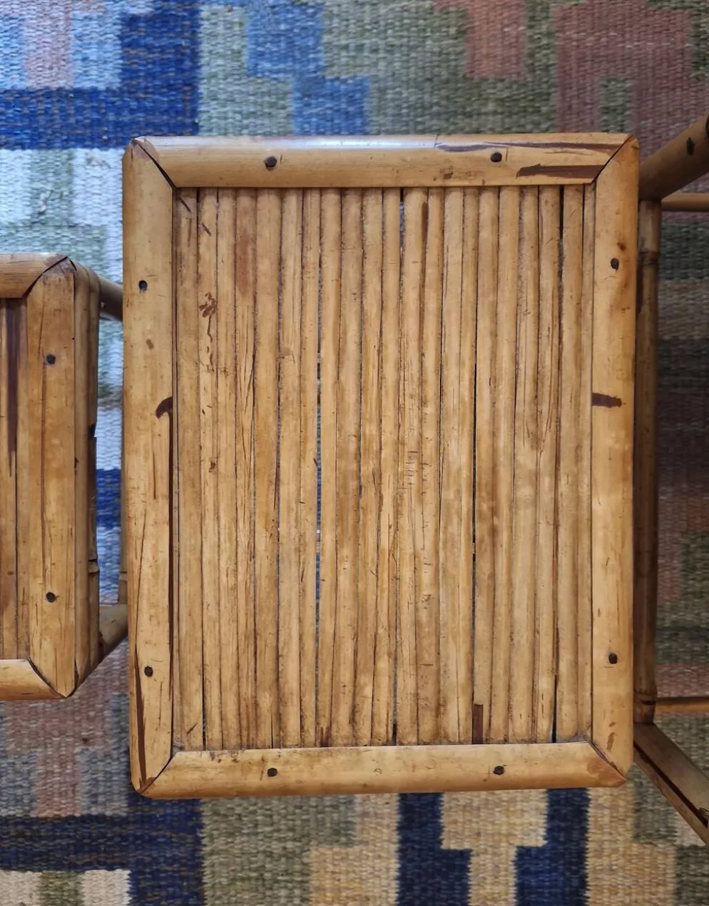 Ensemble de 3 tables en bambou patiné des années 1960, style milieu de siècle.