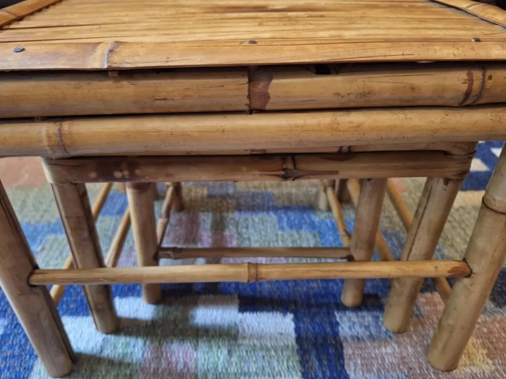 Ensemble de 3 tables en bambou patiné des années 1960, style milieu de siècle.
