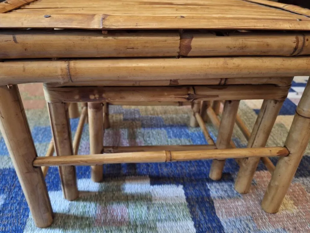 Ensemble de 3 tables en bambou patiné des années 1960, style milieu de siècle.