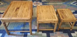 Ensemble de 3 tables en bambou patiné des années 1960, style milieu de siècle.