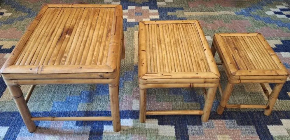 Ensemble de 3 tables en bambou patiné des années 1960, style milieu de siècle.