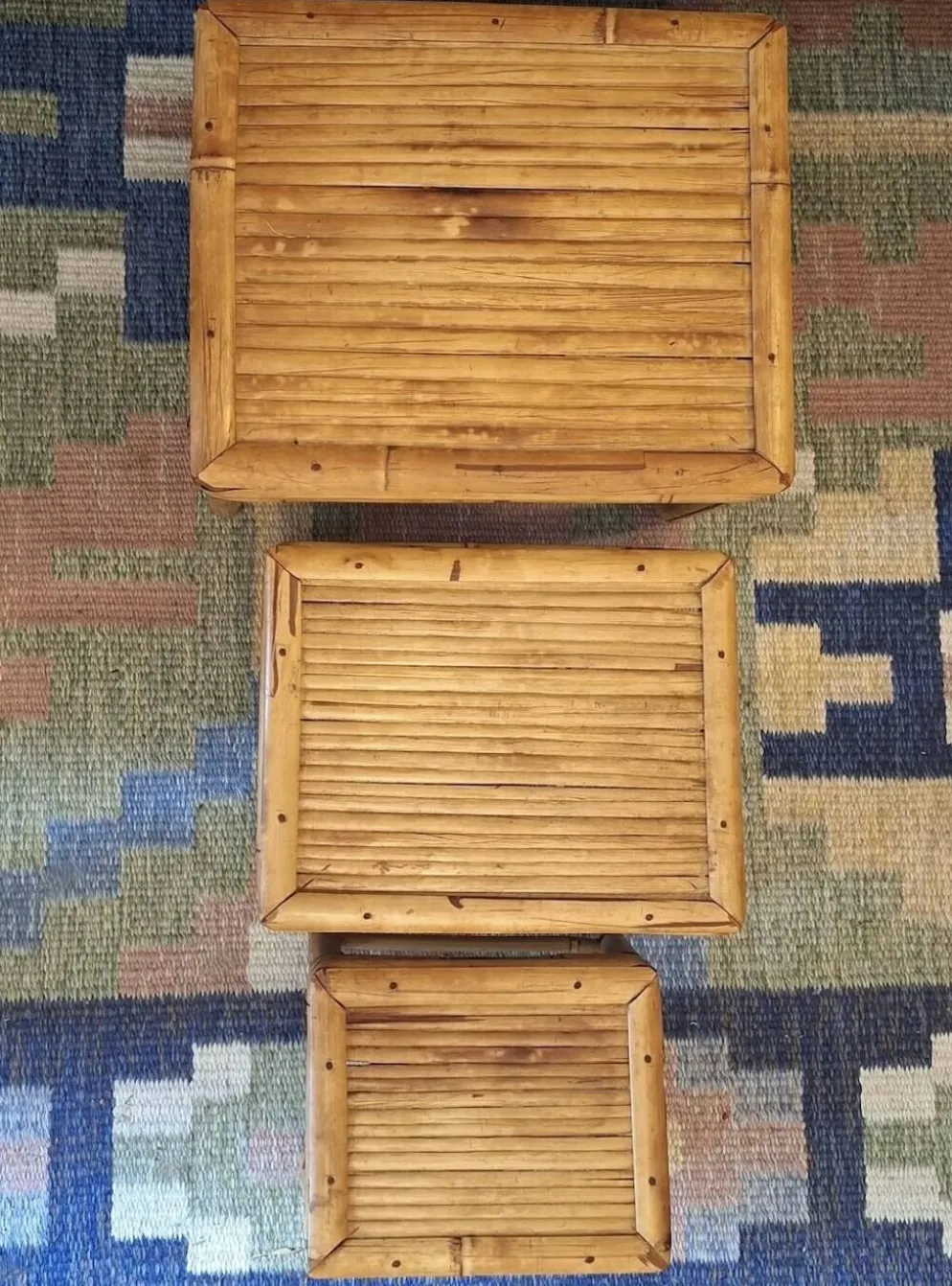Ensemble de 3 tables en bambou patiné des années 1960, style milieu de siècle.