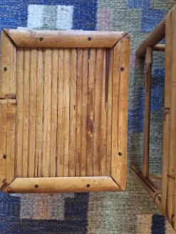Ensemble de 3 tables en bambou patiné des années 1960, style milieu de siècle.
