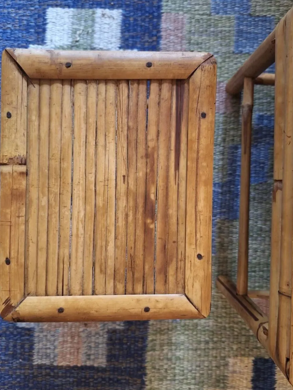 Ensemble de 3 tables en bambou patiné des années 1960, style milieu de siècle.