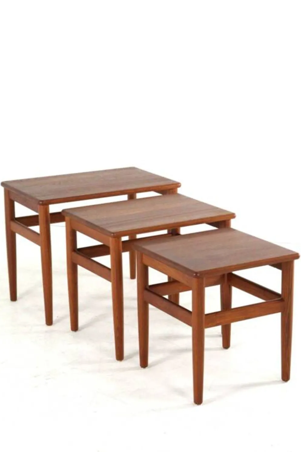 Ensemble de 3 tables gigognes danoises en teck - design moderne du milieu du siècle