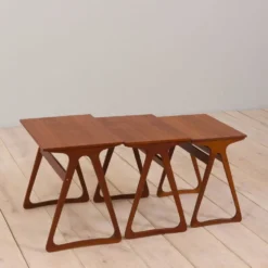 Ensemble de 3 tables gigognes danoises vintage modernes en teck en CFC J. Andersen