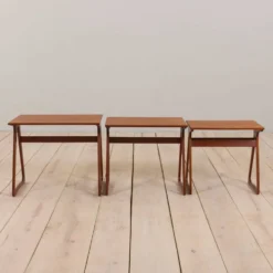 Ensemble de 3 tables gigognes danoises vintage modernes en teck en CFC J. Andersen