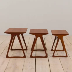 Ensemble de 3 tables gigognes danoises vintage modernes en teck en CFC J. Andersen