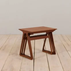 Ensemble de 3 tables gigognes danoises vintage modernes en teck en CFC J. Andersen