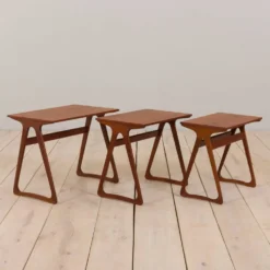 Ensemble de 3 tables gigognes danoises vintage modernes en teck en CFC J. Andersen