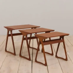 Ensemble de 3 tables gigognes danoises vintage modernes en teck en CFC J. Andersen