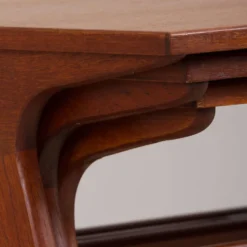 Ensemble de 3 tables gigognes danoises vintage modernes en teck en CFC J. Andersen