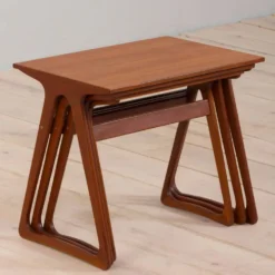 Ensemble de 3 tables gigognes danoises vintage modernes en teck en CFC J. Andersen