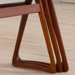 Ensemble de 3 tables gigognes danoises vintage modernes en teck en CFC J. Andersen