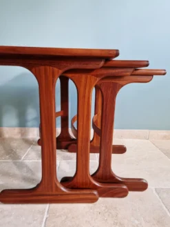 Ensemble de 3 tables gigognes en teck, Gplan, années 1960