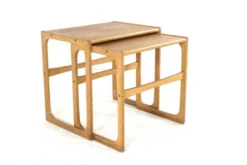 Ensemble de 2 tables gigognes en chêne - design danois - moderne du milieu du siècle