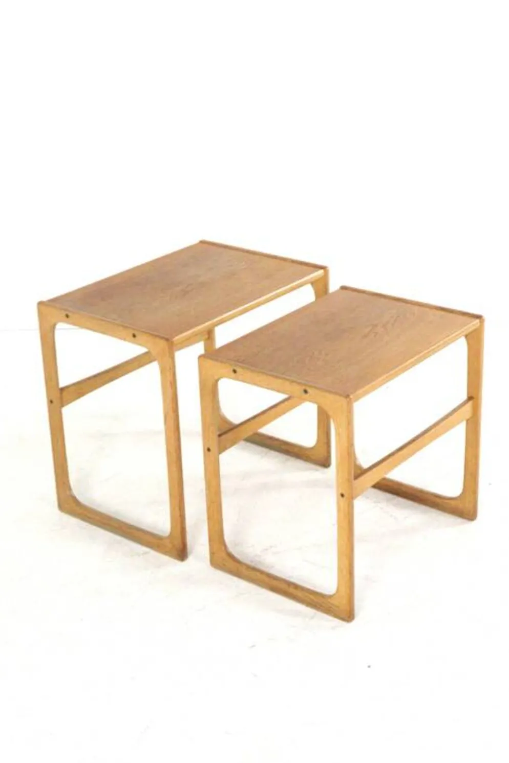 Ensemble de 2 tables gigognes en chêne - design danois - moderne du milieu du siècle
