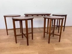 Ensemble de tables gigognes en palissandre, conçu par Poul Hundevad, Danemark, années 1960.
