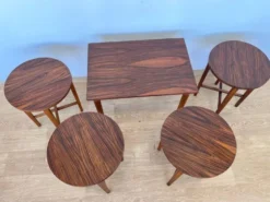 Ensemble de tables gigognes en palissandre, conçu par Poul Hundevad, Danemark, années 1960.