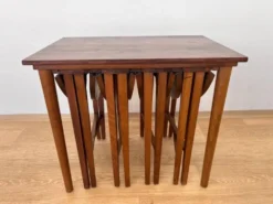 Ensemble de tables gigognes en palissandre, conçu par Poul Hundevad, Danemark, années 1960.