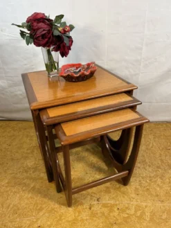 Ensemble de tables gigognes en teck rétro vintage des années 60 par G Plan, design danois.