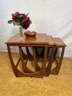 Ensemble de tables gigognes en teck rétro vintage des années 60 par G Plan, design danois.