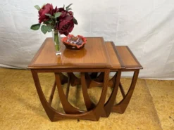 Ensemble de tables gigognes en teck rétro vintage des années 60 par G Plan, design danois.