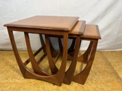 Ensemble de tables gigognes en teck rétro vintage des années 60 par G Plan, design danois.