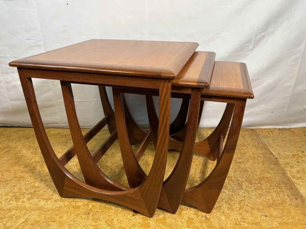 Ensemble de tables gigognes en teck rétro vintage des années 60 par G Plan, design danois.
