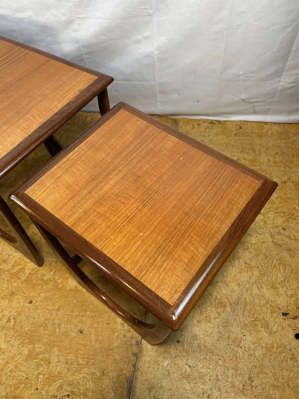 Ensemble de tables gigognes en teck rétro vintage des années 60 par G Plan, design danois.