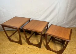 Ensemble de tables gigognes en teck rétro vintage des années 60 par G Plan, design danois.